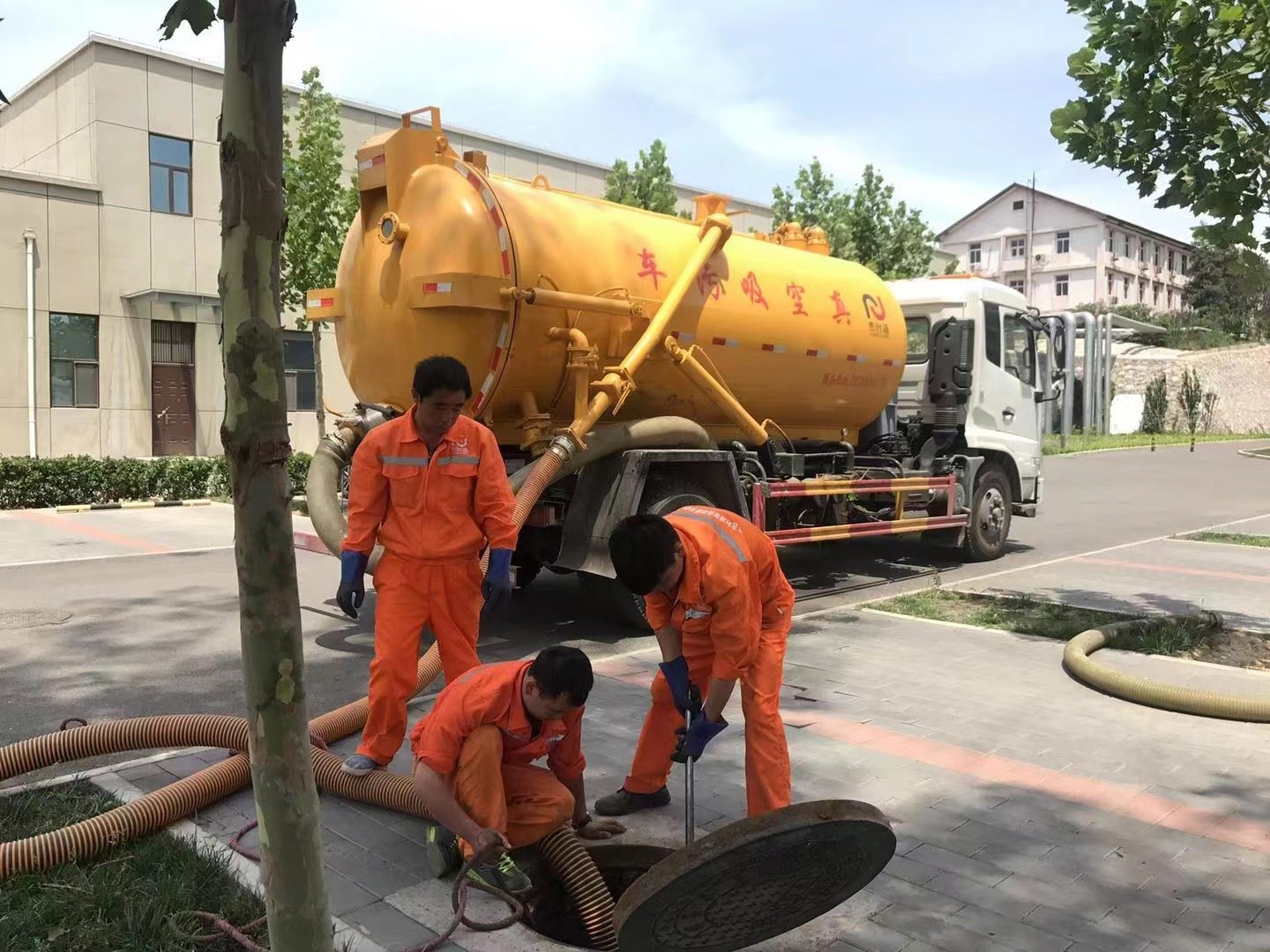 连州管道疏通车停在窨井附近