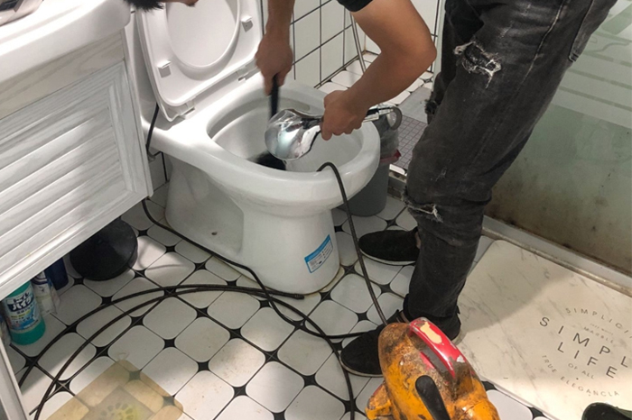 连州马桶堵塞自己疏通还是找师傅?专业上门服务让你省时更省心